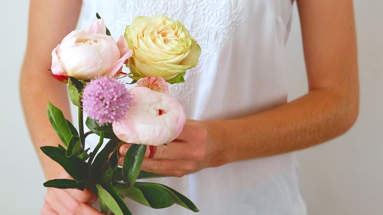 Buketbinding på blomsterbindingskursus hos Cecilies Aftenskole