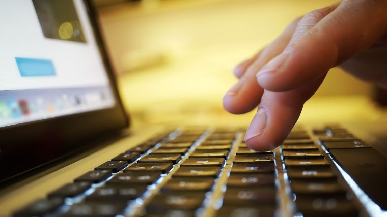 Fingre på tastatur