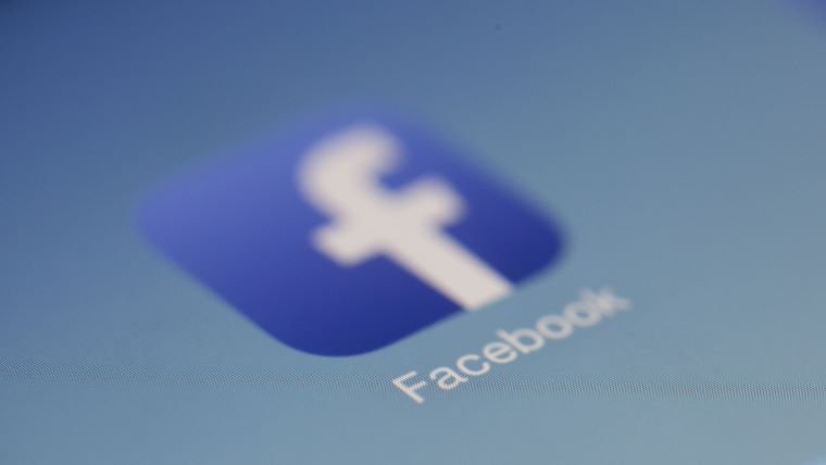 FB logo til hold - blurred